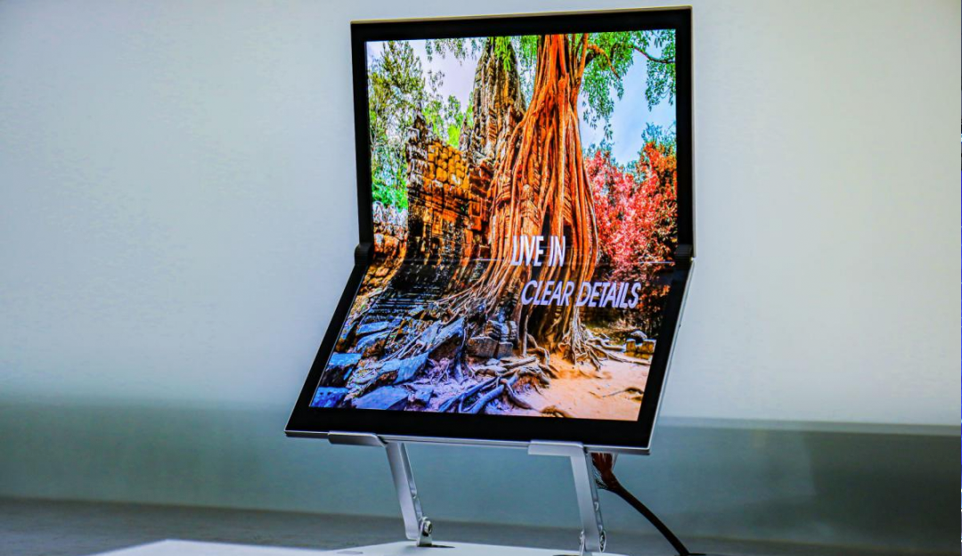 TCL利来w6617”IGZO 喷墨打印OLED折叠屏亮相“奋进新时代”主题成就展